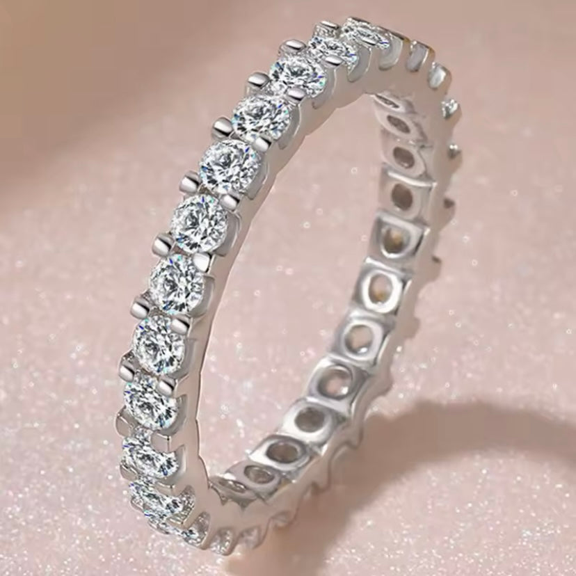 Nieuwe trendy dunne vingerring zilverkleurige band met glanzende zirkonia