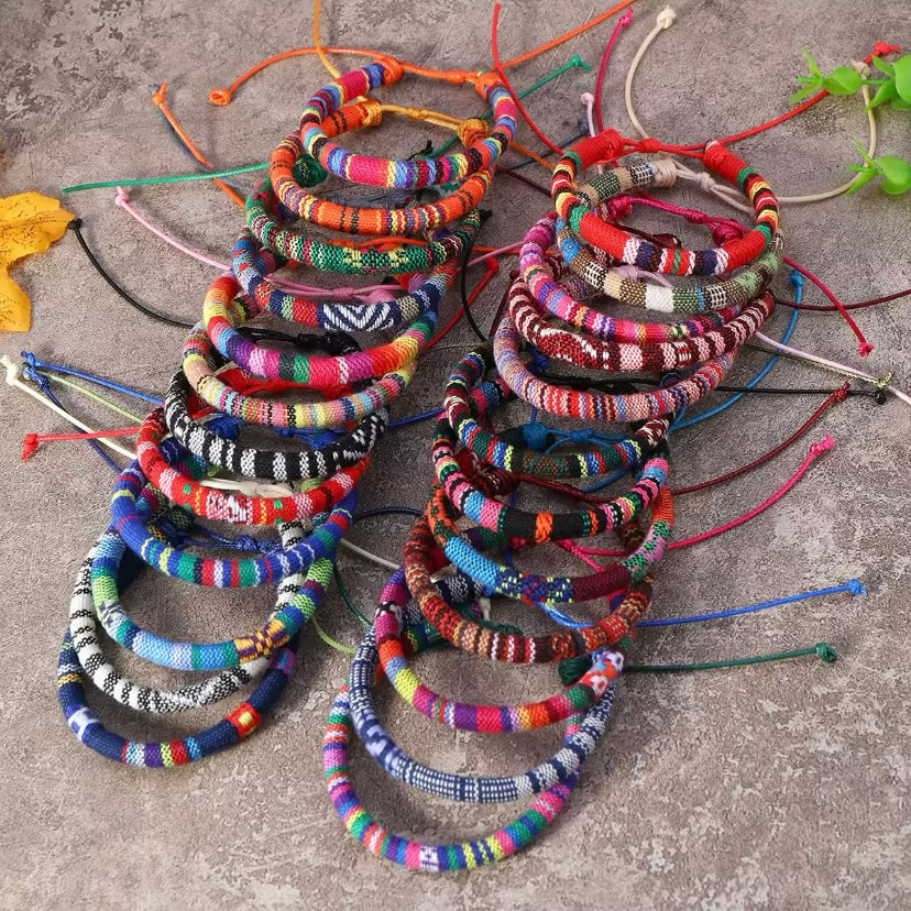 24-delige Boho Armbanden Set | Handgemaakte Kleurrijke Vriendschapsbandjes voor Mannen en Vrouwen