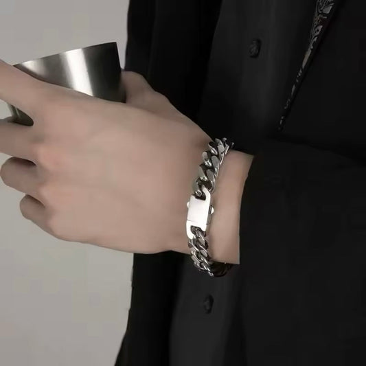 De kracht van een accessoire: hoe een armband je uitstraling compleet maakt