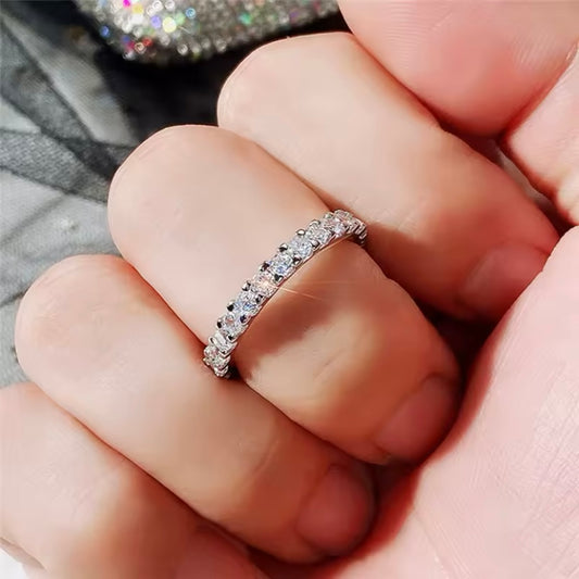 Nieuwe trendy dunne vingerring zilverkleurige band met glanzende zirkonia