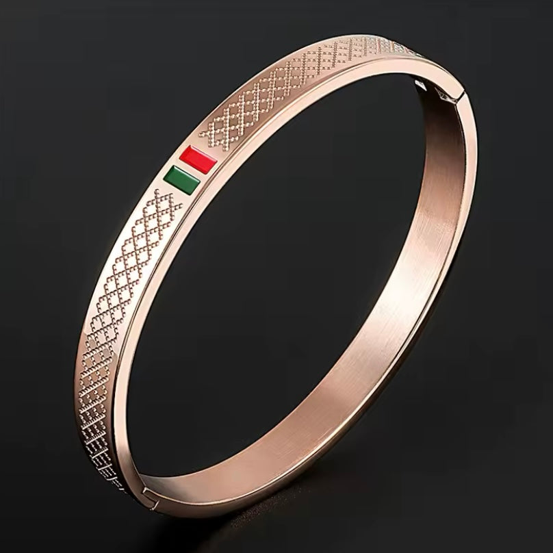 7mm groen-rood manchetarmband van roestvrij staal | Unisex sieraden | Breedte: 7mm | Diameter: 62mm.
