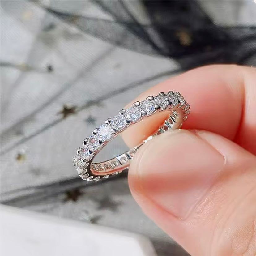 Nieuwe trendy dunne vingerring zilverkleurige band met glanzende zirkonia