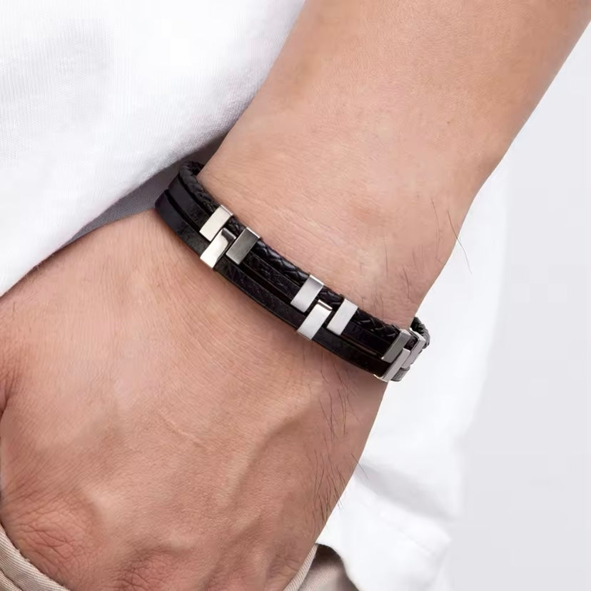 XQNI leren herenarmband: zwart, met geavanceerd ontwerpstijl, roestvrijstalen accessoires, drielaagse stiksels – een perfect cadeau