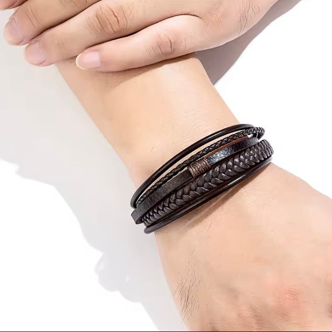 Twee Leren Herenarmbanden – Betaal er maar Eén