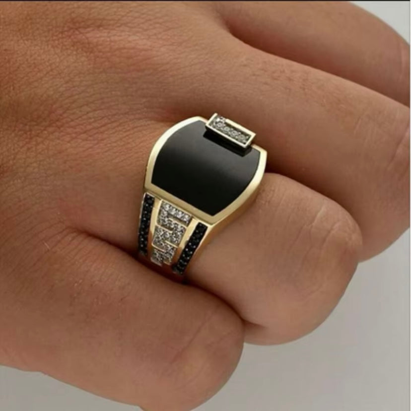 Stijlvolle zwart en metaal gouden herenring - Ideaal voor verlovingen, bruiloften en luxe modeaccessoires.
